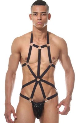 Брутальное мужское боди с металлическими колечками Мужское боди, сделанное из разной длины ремешков, соединенных между собой металлическими кольцами. Ягодицы в этом комплекте полностью открыты. Страна: Турция. Материал: 60% полиамид, 40% полиуретан.