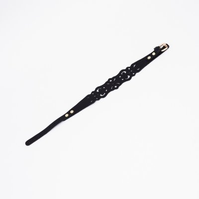 Черный ажурный чокер с золотистой фурнитурой Длина: 44 см. Чокер с узорным дизайном из натуральной кожи с золотой фурнитурой. Резные элементы придают атмосферу нежности, элегантности и подчеркивают красоту тела. Регулируется ремешком, поэтому прекрасно будет смотреться на любой шее. Доставляется в фирменной упаковке в виде брендированной деревянной подложки. Ширина основы - 5 см. Обхват - 32-40 см. Страна: Россия. Материал: натуральная кожа.