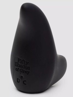Черный вибратор на палец Sensation Rechargeable Finger Vibrator Длина: 7.6 см. Приглашаем вас открыть для себя чувственный опыт героев известной трилогии вместе с уникальной коллекцией секс-игрушек, созданной по мотивам культового произведения с одобрения самой Э.Л.Джеймс. Маленький и мощный пальчиковый вибратор из бархатистого силикона доставит чувственное удовольствие клиторальной зоне и другим эрогенным точкам на вашем теле. 20 режимов вибрации. USB-зарядка. Страна: Китай. Материал: силикон. Батарейки: встроенный аккумулятор.