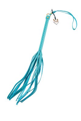 Голубая кожаная плеть - 50 см. Длина: 5 см. Готовы играть по-взрослому? Не бойтесь своих желаний! Голубая плеть от Pecado BDSM просто создана для BDSM игр! Не важно, будет ваш партнер нежен или захочет наказать вас со всей силы. Важно, что с этим аксессуаром вы получите поистине неземное наслаждение. Кожаная ручка плотно сидит в руке, гарантируя то, что она не выскользнет в самый неподходящий момент, а хвостовая часть, состоящая из плоских лент из натуральной кожи, обеспечит горячее прикосновение. И помни… Лучший способ избавиться от искушения - поддаться ему с Pecado BDSM! Длина хлыстов — 30 см. Страна: Россия. Материал: натуральная кожа.