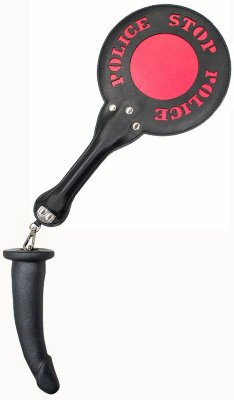 Шлёпалка Полиция с анальным плагом Изделие снабжено плагом. Плаг можно использовать пристегнутым, и тогда получается своеобразный «хвостик», или отстегнуть карабинчик и применить как обычный анальный или вагинальный плаг. Полиуретановая кожа многослойная, легко моется и стерилизуется. Плаги сделаны из эластичного полимера с встроенным коннектором. Шлепалка сделана в традиционном стиле и подходит под любые аксессуары БДСМ. Страна: Россия. Материал: полиуретан.