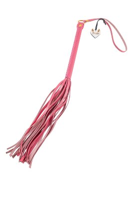 Розовая кожаная плеть - 50 см. Длина: 5 см. Готовы играть по-взрослому? Не бойтесь своих желаний! Розовая плеть от Pecado BDSM просто создана для BDSM игр! Не важно, будет ваш партнер нежен или захочет наказать вас со всей силы. Важно, что с этим аксессуаром вы получите поистине неземное наслаждение. Кожаная ручка плотно сидит в руке, гарантируя то, что она не выскользнет в самый неподходящий момент, а хвостовая часть, состоящая из плоских лент из натуральной кожи, обеспечит горячее прикосновение. И помни… Лучший способ избавиться от искушения - поддаться ему с Pecado BDSM! Длина хлыстов — 30 см. Страна: Россия. Материал: натуральная кожа.