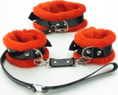 Набор с красным мехом BDSM Light Наручники и ошейник выполнены из красного эко-меха. Ремни на аксессуарах и поводок выполнены из натуральной черной лакированной кожи. Наручники и ошейник фиксируются на теле при помощи ремней и металлических пряжек, нежный мех сделает пребывание в образе максимально комфортным. Ошейник подойдет на обхват от 28 до 37 см. Наручники подойдут на обхват от 18 до 27 см. Этот комплект подарит игривое настроение и незабываемые впечатления от БДСМ игры! Ширина наручников - 6 см. Длина поводка - 55 см. Длина соединения наручников - 12 см. Страна: Россия. Материал: натуральная кожа.