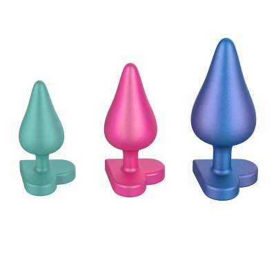 Набор из 3 анальных пробок Romp Luster Набор Romp Luster состоит из 3 анальных пробок разного размера, которые откроют мир захватывающих взрослых игр. Каждая втулка разработана с учетом особенностей тела. Мягкий и тонкий кончик для комфортного введения. А широкое основание в виде сердца для безопасного ношения и предотвращения проскальзывания. Материал пробок шелковистый, эластичный силикон высокого качества. Длина большой пробки - 10,6 см, рабочая - 7,7 см, диаметр - 4,1 см. Длина средней пробки - 8,8 см, рабочая - 6,2 см, диаметр - 3,4 см. Длина малой пробки - 7,4 см, рабочая - 5,4 см, диаметр - 2,9 см. Страна: Китай. Материал: силикон.