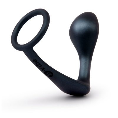 Черное эрекционное кольцо со стимулятором простаты Ringer Cock Ring Plug Диаметр: 3 см. Эта игрушка «два в одном» оснащена сверхгибким силиконовым кольцом для полового члена, которое ограничивает приток крови для более сильной и плотной эрекции, а анальный плаг для стимуляции простаты усиливает ощущения сзади. Кольцо для пениса и пробка для простаты b-Vibe Ringer полностью водонепроницаемы, что делает стимулятор идеальным для использования в ванне или душе и позволяет легко чистить и ухаживать за ним. Обеспечивает отсроченную кульминацию с интенсивной стимуляцией простаты. Рабочая длина пробки - 10,5 см., диаметр - 3,5 см. Страна: Китай. Материал: силикон.