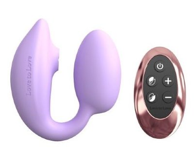 Сиреневый U-образный стимулятор клитора и точки G с пультом ДУ Wonderlover Диаметр: 3.9 см. Двойной стимулятор точки G и клитора с имитацией оральных ласк и дистанционным управлением с пульта Wonderlover. Вибрирующее погружное яйцо + силиконовый «лепесток», покрывающий вульву и в нем дополнительно посасывающая стимуляция в области головки клитора. Характеристики: • 2 двигателя с независимым управлением • тактильный нежный силикон • диаметр яйца: 3.9 см • перезаряжаемый (зарядное устройство USB входит в комплект) • время использования: 2 часа • водонепроницаемость • в комплект входит сумка-мешочек. Игрушкой можно управлять дистанционно до 10м с помощью пульта управления с рисунками и световой индикацией. Сначала включаете игрушку, затем используйте пульт, кратковременно нажимая на кнопки с изображением нужного мотора для переключения между режимами (либо в самом яичке, либо в клиторальном лепестке, либо одновременное управление). Пульт заряжается от 1шт круглой батарейки CR2032 3V (она входит в комплект и уже находится в пульте, для начала работы необходимо вытащить белую барьерную вставку, которая находится под батарейкой). Заряжать устройство необходимо с помощью провода, который входит в комплект. Когда устройство подключится к зарядке, на нем будет мигать индикатор. Рабочая длина - 9,8 см. Страна: Китай. Материал: силикон. Батарейки: встроенный аккумулятор.