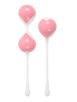 Набор розово-белых вагинальных шариков: двойные и одинарный Набор вагинальных шариков – прекрасный тренажёр для вумбилдинга. Их регулярное использование позволит привести в тонус интимные мышцы и получить яркие эмоции во время секса. Эргономичная форма изделий способствует комфортному введению. Вагинальные шарики отлично подходят для тех, кто только начинает практиковать вумблидинг. Интимные аксессуары имеют смещенный центр тяжести (внутри каждого шарика находятся шарик меньшего размера, который перекатывается во время движения), что позволяет эффективно тренировать мышцы влагалища. Шари просты в использовании, не требуют сложного ухода. Длина двойных шариков - 19,5 см, диаметр - 3,5 см, вес - 66 гр. Длина одинарного шарика - 14 см, диаметр - 3,5 см, вес - 34 гр. Страна: Китай. Материал: анодированный пластик (ABS).