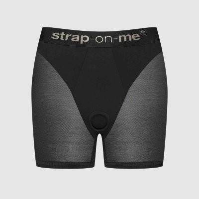 Трусики-шорты для фиксации насадок Strap-on-me Harness Lingerie Halo - size XS Halo переосмысливает стиль велосипедных шорт, добавляя неожиданную деталь: тонкое сочетание текстур — мягкой микрофибры и воздушного тюля. Это создаёт ощущение «второй кожи» и обеспечивает максимальный комфорт. Пояс не сковывает движений, но при этом подчёркивает линии тела с изяществом. Эластичный пояс аккуратно выделяет талию, визуально делая силуэт более утончённым. Сзади — деликатная плиссированная вставка мягко поддерживает ягодицы, создавая естественный эффект push-up. Спереди — практически незаметное растяжимое силиконовое кольцо для лёгкой установки любого страпона. Halo находится на стыке нижнего белья и спортивной экипировки: он следует за вашими движениями, желаниями и стилем, ни в чём не ограничивая. Гибридная ткань: 55% микрофибра (комфорт) + 45% тюль (лёгкость и воздушность). Страна: Китай.