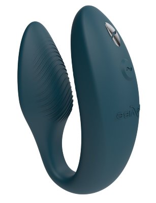 Зеленый вибратор для пар We-Vibe Sync 2 Обновленная версия культового вибратора для пар - We-Vibe Sync! Одинаковых организмов не бывает. Поэтому вибратор We-Vibe Sync отличается тем, что может принимать форму вашего тела. В вибраторе предусмотрены две зоны регулировки для удобной стимуляции точки G и клитора с большим или меньшим давлением. Кроме того, We-Vibe Sync остается на месте даже при изменении позиции во время секса. Для большего удовольствия и комфорта рекомендуем использовать со смазкой на водной основе. Компактная и эргономичная форма. Интенсивная стимуляция за счет мощного и в то же время тихого мотора. Очень удобный гладкий и мягкий силикон, предназначенный для медицинского использования. 100% водонепроницаемый для развлечения в воде и легкой очистки. Беспроводной пульт ДУ с устойчивым соединением, с функцией контроля мощности для получения совместного удовольствия. 10 встроенных режимов вибрации, пульсации и эскалации + бесконечное множество индивидуальных узоров стимуляции через бесплатное приложение We-Connect. Размеры - 7,48 х 3,14 х 4,17 см. Страна: Китай. Материал: силикон. Батарейки: встроенный аккумулятор.