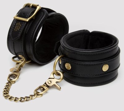 Черные оковы на ноги Bound to You Faux Leather Ankle Cuffs Черные оковы на ноги Bound to You Faux Leather Ankle Cuffs. Красивая металлическая фурнитура без добавления никеля. Страна: Китай. Материал: искусственная кожа.