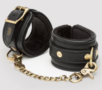 Черные наручники Bound to You Faux Leather Wrist Cuffs Черные наручники Bound to You Faux Leather Wrist Cuffs. Красивая металлическая фурнитура без добавления никеля. Страна: Китай. Материал: искусственная кожа.