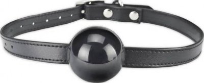 Кляп-шар из силикона с регулирующимся ремнем Диаметр: 4.5 см. Черный кляп на тонком ремешке, который уменьшается в размере до 15 см в окружности. Шар из черного силикона без запаха. Кляп фиксируется на металлическую пряжку на ремне. Играй безопасно с Lux Fetish. Страна: США. Материал: силикон.