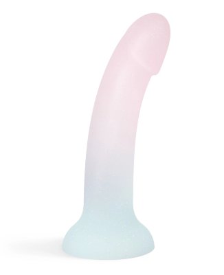 Фаллоимитатор из жидкого силикона Dildolls Galactica - 17,6 см. Длина: 17.6 см. Диаметр: 3.5 см. Galactica - увлекательный мир, где снежные сказочные равнины, деревья из сахарной ваты и облака из зефира создают впечатляющую атмосферу. Линия Dildolls представляет собой коллекцию секс-игрушек, изготовленных из нежного жидкого силикона для приятного ощущения. Их дизайн тщательно продуман, чтобы соответствовать вашим изгибам. Благодаря присоске, эти игрушки могут использоваться для вагинального и/или анального удовольствия, обеспечивая свободу движений. Рабочая длина - 14,8 см. Страна: Франция. Материал: силикон.
