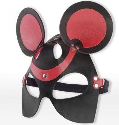 Черно-красная маска мышки из кожи Длина: 25 см. Маска мышки из красной и черной натуральной ременной кожи с миндалевидными прорезями для глаз, украшенная металлическими заклёпками серебристого цвета. Для максимального комфорта маска имеет бархатистую велюровую подкладку, обеспечивающую приятные тактильные ощущения при соприкосновении с кожей лица. Фиксирующая резинка с пряжкой позволяет легко регулировать размер изделия. Страна: Россия. Материал: натуральная кожа.