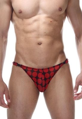 Мужские трусы-тонги в крупный красный горох Мужские трусы-тонги в крупный красный горох Тонги из легкой тянущейся ткани в крупный красный горох. Тонги с низкой посадкой, имеют две пластиковые застежки по бокам. Страна: Турция. Материал: 85% полиамид, 15% эластан.