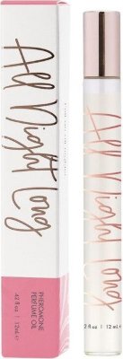 Парфюмерное масло с феромонами CG All Night Long - 12 мл. Мягко-восточный аромат представляет собой превосходную смесь цветов апельсина и пиона, с легким оттенком черной розы и богатой смесью ванили и древесного янтаря. Парфюмерное масло с феромонами в тонкой стильной упаковке с роликом. Ролик необходим для точного дозирования и подбора нужного количества масла для нанесения на кожу. Увеличивает естественное производство феромонов для повышения сексуальной привлекательности. Наносится как любой масляный парфюм на пульсирующие точки: на шею, на запястья. За ушами наносить не рекомендуется, в этом месте находится много желез, которые могут исказить запах парфюма. Формула масла прекрасно сочетается с pH кожи и создает именно Ваш уникальный аромат. Страна: США. Объем: 12 мл.