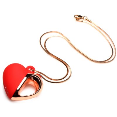 Красное ожерелье с подвеской-вибратором 10X Vibrating Silicone Heart Necklace Это вибрирующее силиконовое ожерелье в форме сердца выполнено из прочного гладкого силикона ярко-красного цвета с контрастной половинкой из цинкового сплава под розовое золото, которую можно использовать как ручку. Красивое, модное украшение, которое можно носить открыто и никто не узнает об альтернативном назначении. Это маленькое сердечко обладает мощной вибрацией - 3 скорости и 7 режимов, которые будут возбуждать ваши чувствительные эрогенные зоны. Удовольствие еще никогда не выглядело так прекрасно! В качестве бонуса, этот перезаряжаемый стимулятор может порадовать вас и в душе. Он имеет класс водонепроницаемости IPX6, поэтому может выдерживать мощные струи. Не содержит фталатов и никеля, он безопасен для тела и может использоваться со смазками на водной основе. Не погружайте его под воду. Размеры подвески - 3,8х3,8х1,9 см. Длина цепочки - 90 см. Страна: Китай. Материал: анодированный пластик, силикон. Батарейки: встроенный аккумулятор.