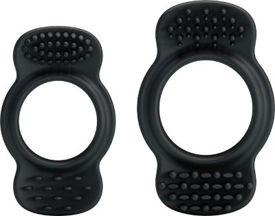 Набор из 2 эрекционных колец с щеточками для наружной стимуляции Набор эрекционных колец черного цвета для дополнительной стимуляции. Эластичные, легко растягиваются до необходимого размера. Эта маленькая изюминка поможет украсить сексуальную жизнь - усилить эрекцию и сделать половой акт более продолжительным. Внутренний диаметр колец - 2,5 и 3 см. Страна: Китай. Материал: силикон.