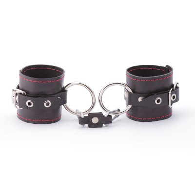 Черные однослойные кожаные наручники с контрастной строчкой Наручники состоят из одного слоя натуральной кожи, одного ремешка и стального кольца. По краям прошиты декоративной строчкой красного цвета. В комплекте соединительный элемент из кожи с двумя карабинами. Универсальные, подойдут и для использования в любовных играх, и в качестве аксессуара для дополнения образа. Общая длина - 28 см. Длина манжеты - 18,5 см, ширина - 7 см. Обхват - 19-27 см. Страна: Россия. Материал: натуральная кожа.