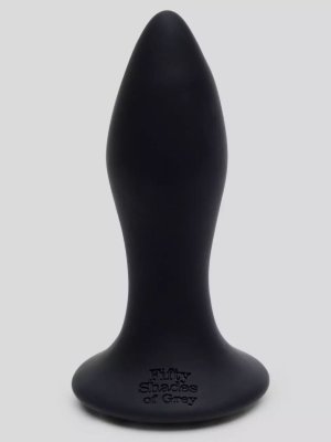 Черная анальная вибропробка Sensation Rechargeable Vibrating Butt Plug - 8,9 см. Длина: 8.9 см. Приглашаем вас открыть для себя чувственный опыт героев известной трилогии вместе с уникальной коллекцией секс-игрушек, созданной по мотивам культового произведения с одобрения самой Э.Л.Джеймс. Анальная втулка из бархатистого и нежного силикона доставит обильные удовольствия как новичкам, так и искушенным ценителям особенной близости. 20 режимов вибрации. USB-зарядка. Страна: Китай. Материал: силикон. Батарейки: встроенный аккумулятор.