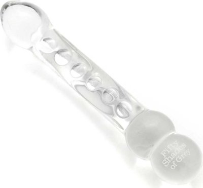 Прозрачный стеклянный стимулятор Glass Massage Wand Этот гладенький фаллос покорит вас с первого же проникновения в лоно. Прохлада стекла, непревзойдённая твёрдость, впечатляющие размеры… Погружая игрушку в себя и инстинктивно сжимаясь вокруг неё, вы почувствуете, как возбуждение нарастает с каждым толчком! Длина - 19 см. Диаметр - 4 см. В комплект входит атласный мешок для хранения. Страна: Великобритания. Материал: стекло.