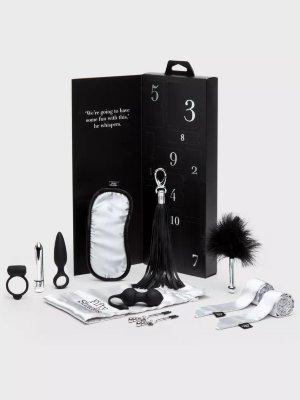 Эротический набор Pleasure Overload 10 Days of Play Gift Set Всем фанатам эротической трилогии-бестселлера от Э. Л. Джеймс посвящается! Набор понравится не только поклонникам романа, но и всем тем, кто стремится испытать новые ощущения от близости. Благодаря особому формату адвент-календаря, на протяжении 10 дней вы сможете шаг за шагом открывать для себя мир БДСМ. В комплект входят: - атласные ленты для связывания - изящные зажимы для сосков с подвесками - виброкольцо из нежного силикона с клиторальным стимулятором - стильная пробка для анальной стимуляции - мощная и компактная вибропуля в золотом цвете для стимуляции наружных эрогенных зон - удобная плетка-флоггер с золотой ручкой - маска на глаза для эротических игр - перо-щекоталка для предварительных ласк - вагинальные шарики из мягкого силикона для тренировки интимных мышц. Почувствуйте свободу близости с коллекцией эротических игрушек Shades of Grey. Страна: Китай. Материал: силикон, кожа, ткань. Батарейки: 1 шт., тип AAA.