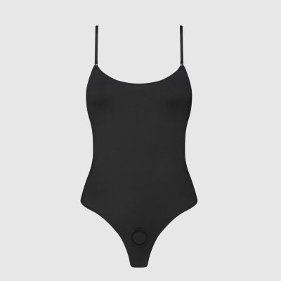 Боди для фиксации насадок Strap-on-me Harness Body Signature - size L Harness Body Signature - это смесь эстетики и функциональности. Бренд Strap-on-me переосмысливает страпон-пояс, поднимая его до уровня боди. Его вневременной дизайн сочетается с современными деталями, создавая вещь, которая меняет представление о стиле. Спереди — гладкая микрофибра элегантно облегает силуэт. Сзади — прозрачная сетчатая ткань играет на контрасте, притягивая взгляд, а рельефный золотистый логотип добавляет яркий акцент. Минималистичная стринговская спинка подчёркивает смелость и утончённость. Это гибридная вещь на стыке нижнего белья и одежды: её можно носить как самостоятельный элемент гардероба. Скрытое спереди растяжимое силиконовое кольцо открывает путь к новой эстетике близости, где удовольствие становится частью стиля. Гибридная ткань: 60% микрофибра + 40% тюль. Страна: Китай.