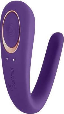 Многофункциональный стимулятор для пар Partner Toy Длина: 18.5 см. Чтобы интимная близость стала ещё более яркой и чувственной, используйте Double Classic. Эта фиолетовая C-образная секс-игрушка предназначена для усиления наслаждения во время секса за счёт одновременной стимуляции фаллоса партнёра, вагинальных стеночек и клитора партнёрши. Тонкий отросток Double Classic вставляется в лоно, в то время как больший отросток плотно прижимается к клитору. Размеры вагинальной части таковы, что в вагине остаётся достаточно места для проникновения члена партнёра. Выходит, что женщина получает удовольствие от стимуляции клитора, вагинальных стеночек и фрикций. А мужчина – от сужения влагалища любимой и дразнящей вибрации секс-игрушки. Массажёр выполнен из силикона и имеет 10 режимов чувственной вибрации, управляемых одной кнопкой. Вы можете настроить нужный ритм – от мягкого до интенсивного – парой нажатий. При желании, вы сможете заняться любовью и в ванной: Double Classic полностью водонепроницаем и не подведёт даже в условиях повышенной влажности. После полной зарядки, для которой потребуется 2 часа, вы сможете наслаждаться обществом друг друга и мощными вибрациями около часа. Кабель для магнитной зарядки от USB в комплекте. Время зарядки - 2 часа. Время работы - 1 час. Страна: Германия. Материал: силикон. Батарейки: встроенный аккумулятор.