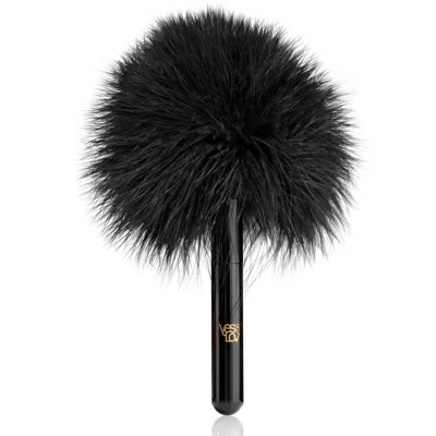 Черная перьевая кисточка с гладкой ручкой Длина: 16.5 см. Изысканная перьевая кисточка от YESforLOV станет вашим проводником по телу партнера, она покажет вам самые восприимчивые зоны и сделает им очень приятно. Наслаждайтесь совместной игрой, открывая новые грани чувственности. Страна: Китай. Материал: перья.