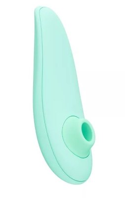 Мятный бесконтактный клиторальный стимулятор Womanizer Marilyn Monroe Special Edition Длина: 14.8 см. Женская привлекательность только тогда сильна, когда она естественна и стихийна. (c) Мэрилин Монро Лимитированная версия Womanizer Classic 2 Marilyn Monroe! Клиторальный стимулятор из крайне ограниченного тиража, в роскошном мятном цвете Monroe Mint придется по вкусу самым взыскательным ценительницам чувственных удовольствий. Уникальная технология Pleasure Air теперь в новом утонченном и эргономичном корпусе Womanizer Classic 2 с покрытием из тактильно приятного, бархатистого силикона. Устройство имеет 10 режимов интенсивности работы. Начальный уровень теперь еще мягче и нежнее, а это значит, что новое устройство идеально подойдет девушкам с повышенной чувствительностью. Кроме того Womanizer Classic 2 оснащен инновационной технологией Afterglow, которая позволяет испытывать множественный оргазм балансируя на волне удовольствия. Подойдя к самому пику или после оргазма одним нажатием вы сможете моментально сбрасывать стимуляцию до самой нежной, а потом наращивать ее снова. Страна: Китай. Материал: анодированный пластик, силикон. Батарейки: встроенный аккумулятор.