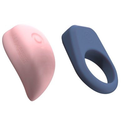 Набор Kiiroo Luxus: интерактивный вибратор LuxHer и эрекционное кольцо LuxHim Luxus — это парный вибратор, который сделает вас еще ближе. Набор состоит из двух стимуляторов. LuxHer – изящный клиторальный вибратор, и LuxHim – эрекционное кольцо с магнитом. Игрушки идеально синхронизируются между собой. Кольцо с магнитом усиливает вибрацию LuxHer во время близости. Чем быстрее ближе двигается партнер, тем интенсивнее вибрирует клиторальный стимулятор в ответ. Luxus подключается к приложению FeelConnect, которое позволяет создавать персональные шаблоны вибраций, следовать ритму звуков и передавать управление своему партнеру даже на расстоянии. Вибратор LuxHer подходит и для соло-игр. В комплект входят 2 наклейки с креплением, которые помогут комфортно расположить стимулятор. Одну наклейку можно использовать до 10 раз. Также в наборе есть удобный держатель для вибратора. Наденьте его на LuxHer и зажмите между пальцами, так вы сможете контролировать давление на интимную зону и получать еще больше удовольствия. Размер LuxHer - 6 х 4,2 х 3,3 см. Размер LuxHim - 5,2 х 4 х 1,5 см. Страна: Китай. Материал: анодированный пластик, силикон. Батарейки: встроенный аккумулятор.