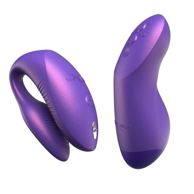 Фиолетовый вибратор для пар We-Vibe Chorus Pro Длина: 8 см. Chorus Pro – технологичный вибратор для пар от бренда We-Vibe, созданный для максимальной близости и глубоких ощущений. Стимулятор одинаково подойдет как новичкам, так и опытным пользователям. Простая интуитивно понятная игрушка удивит своей технологичностью, множеством функций и качеством исполнения. Инновационная технология Fusion Wave основана на двух синхронизированных моторах, которые создают волнообразные импульсы и мягкие ритмичные потоки. Мощная и точная стимуляции клитора откроет новые грани женского оргазма. Двигатели обеспечивают 10 моделей вибрации: 7 классических режимов We-Vibe и 3 режима Fusion Wave.Тактильное управление Squeeze – это технология, встроенная в пульт We-Vibe. Просто сжимайте корпус пульта и вибрации в игрушке будут автоматически усиливаться. Интуитивно, удобно и полностью под вашим контролем. Управлять вибрациями, также можно через приложение бренда. Для Chorus Pro созданы 3 эксклюзивных сенсорных режима. Ваши движения во время близости напрямую влияют на интенсивность вибрации, позволяя создавать по-настоящему эксклюзивные ощущения. Страна: Китай. Материал: силикон. Батарейки: встроенный аккумулятор.