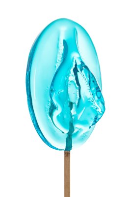 Леденец в форме вагины со вкусом блю кюрасао - 50 гр. Эротическая конфета в форме вагинки с ароматом блю кюрасао, подарит неимоверно задорное настроение окружающим! Можно использовать в качестве необычного презента к праздникам, атрибута к пикантным фотоссесиям, реквизита к тематическим вечеринкам. Леденец изготовлен полностью вручную, без применения сахара. В составе только безопасные ингредиенты, разрешенные даже диабетикам. Не приторный, в меру сладкий вкус влюбляет каждого, кто познакомится с этим леденцом. Высота леденца - 8 см. Isomalt ST-M, ароматизатор, краситель. Страна: Россия. Объем: 50 гр.
