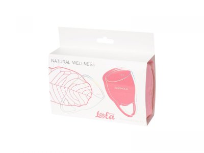 Набор из 2 розовых менструальных чаш Magnolia Набор менструальных чаш Natural Wellness содержит две менструальные чаши объемом 15 и 20 мл, а также чехол для их хранения. Менструальные чаши Natural Wellness созданы из безопасного, медицинского силикона и обеспечивают защиту до 12 часов. Будьте уверены в защите от протекания даже при активном образе жизни - с чашей можно плавать и заниматься спортом. А еще она абсолютно незаметна под любым бельем и не ощущается внутри. Менструальная чаша не впитывает выделения во время менструального цикла и предназначена для их сбора. Благодаря этому она безвредна для естественной микрофлоры и подходит для многоразового использования. Упругий бортик обеспечивает легкое раскрытие чаши внутри, а при помощи удобной петельки снизу можно комфортно извлечь чашу после использования. Эргономичный чехол создан из легкого непромокаемого материала и не подвержен воздействию тепла и света. Чехол износостойкий и быстро высыхает, благодаря чему его можно стирать в стиральной машине без потери формы. В комплекте: 2 чаши, чехол для хранения. Размер чаши 15 мл: длина - 6 см, диаметр - 3,5 см. Размер чаши 20 мл: длина - 6,5 см, диаметр - 4 см. Страна: Китай. Материал: силикон.