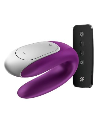 Фиолетовый вибромассажёр для пар Satisfyer Double Fun Длина: 8.6 см. Вибратор Satisfyer Double Fun обогатит ваши любовные игры чувственной и мощной стимуляцией обоих партнеров. Этот вибратор для партнеров классической U-образной формы надевается во время любовных игр и с помощью вводимого внутрь стержня стимулирует член партнера по всей длине и точку G партнерши. Скрытый в другом конце игрушки второй мотор одновременно побалует клитор партнерши. Парный вибратор изготовлен из приятного для тела силикона, который особенно нежно ощущается кожей. Вы также сможете развлекаться вдвоем в душе или в ванне: благодаря водонепроницаемому исполнению (IPX7) Satisfyer Double Fun станет идеальным напарником для игр в помещениях с высокой влажностью. Если игрушка разряжена, встроенные аккумуляторы можно зарядить с помощью прилагаемого зарядного кабеля USB. Игрушка имеет интуитивное управление: различными программами вибрации можно управлять с помощью панели на самом вибраторе, с помощью прилагаемого пульта дистанционного управления или через приложение Satisfyer Connect. Используя приложение, вы еще больше обогатите свои приключения: помимо прочего, в нем вы сможете создавать собственные программы вибрации, управлять игрушкой Satisfyer партнера или привязать свою учетную запись к Spotify - вас ждет множество открытий! Приложение предоставляется бесплатно и доступно для iOS, Android и Apple Watch. Страна: Германия. Материал: силикон. Батарейки: встроенный аккумулятор.