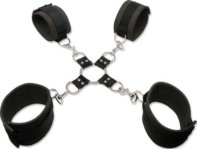 Наручники и наножники с фиксацией Extreme Hog-Tie Kit Этот набор простых в использовании фиксаторов включает: ремни из неопрена для фиксации запястий и лодыжек, не содержит солей тяжелых металлов. В комплект входит маска любви из атласа. Легко настраиваются на любой размер, т.к фиксируются на липучке. Страна: Китай. Материал: неопрен.