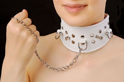 Белый кожаный ошейник Ошейник с шипами изготовлен из натуральной кожи с велюровой подкладой. При изготовлении использована никелированная фурнитура. Размер универсальный. Один из основных атрибутов BDSM. Страна: Россия. Материал: натуральная кожа.