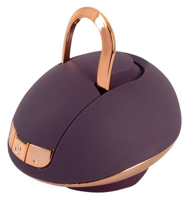 Фиолетовый вращающийся массажёр для вульвы Rotating Vulva Massager Длина: 9.9 см. Вращающийся массажер для вульвы от Belou - это маленький, изящный вибратор с практичным кольцом для фиксации, который можно с удовольствием включить в любую сольную или любовную игру. Его центральный вибрирующий шарик и 5 массажных шариков, вращающихся вокруг него, выполнены из шелковисто-мягкого силикона и с удовольствием ласкают каждую горячую точку - особенно вульву и клитор. Изысканный вибратор удобно лежит в руке, им легко управлять во время массажа по всему телу. Не менее двух мощных моторчиков обеспечивают 10 режимов вибрации в центральном мягком лежачем шарике и 9 режимов вращения массажных шариков. Шарики вращаются под шелковистым силиконом с 3 скоростями вправо или влево, а также комбинированно вправо/влево. Режимы вибрации и вращения регулируются по отдельности нажатием кнопки прямо на игрушке. Даже в ванной и душе, ведь массажер водонепроницаем. Страна: Китай. Материал: анодированный пластик, силикон. Батарейки: встроенный аккумулятор.