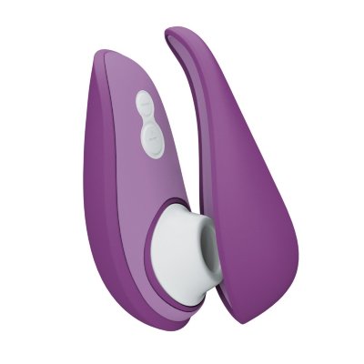 Фиолетовый бесконтактный клиторальный стимулятор Womanizer Liberty 2 Длина: 1 см. Дамы, будьте готовы к взлету: стильное покрытие и восемь уровней стимуляции, Liberty гарантирует удовольствие в любой точке планеты! Запатентованная технология Pleasure Air обеспечивает бесшумную работу: приятное всасывание и нежные массирующие воздушные волны приводят к совершенно новому типу оргазма. Расслабьтесь и наслаждайтесь волнами удовольствия. Новое покрытие добавляет умопомрачительные впечатления к каждому приключению, которое вы только можете себе представить. Оно также гарантирует гигиеническое хранение. Каждый оргазм уникален. Восемь различных уровней интенсивности гарантируют идеальные ощущения с каждым использованием. А функция блокировки перемещения избавит от случайного включения вибратора при перевозке. Womanizer Liberty 2 100% водонепроницаем. Расслабьтесь в душе и возьмите его с собой. Один заряд (60 минут) обеспечивает 120 минут нон-стоп удовольствия. В комплекте магнитный контактный USB-шнур для зарядки. Страна: Китай. Материал: силикон. Батарейки: встроенный аккумулятор.