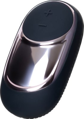 Черный вибромассажер Satisfyer Layons Dark Desire Длина: 9.4 см. Оргазм по нажатию кнопки? Легко! С настоящим дамским угодником - вибромассажером Satisfyer Dark Desire. Этот стимулятор внешне похож на небольшой пульт управления TV, но переключает он исключительно красочные каналы. Безудержный, но тихий мотор создает 15 захватывающих вибрационных режимов с 5 скоростями и 10 ритмами. Эргономичные кнопки «+/-» беспрекословно подбирают интенсивность интимной игры — от нежной прелюдии до остросюжетных финальных сцен с серией ярких оргазмов. Гладкая пластиковая поверхность,украшающая игрушку с одной стороны, ровно и мощно передает вибрацию, а широкая рельефная поверхность с другой стороны балует щекочущей стимуляцией. Если взять Satisfyer Dark Desire с собой в расслабляющую ванну, то он проявит свои гениальные способности в два раза интенсивнее. Что может быть приятнее, чем управляемый оргазм,который подчиняется каждому вашему желанию. Страна: Германия. Материал: анодированный пластик, силикон. Батарейки: встроенный аккумулятор.