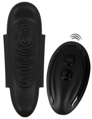 Черный вибратор в трусики Panty Vibrator Длина: 10.2 см. Вибратор в виде трусиков идеальной формы со стимулирующей текстурой от GoGasm с магнитными крылышками для крепления к трусикам. Обеспечивает целенаправленную и интенсивную стимуляцию клитора и губ вульвы. 10 режимов вибрации удобно регулируются одним нажатием кнопки с помощью практичного пульта дистанционного управления - даже вашим партнером для сюрпризов и игр с контролем. Тихие, но мощные вибрации побалуют вас в любое время и в любом месте - совершенно незаметно, чтобы никто не заметил! Даже в воде или под водой, потому что легкий маленький вибратор водонепроницаем. Высококачественный силикон обеспечивает максимальный комфорт при ношении и стимуляции. Благодаря магнитным крылышкам вибратор-трусики лучше всего подходит для трусов с узкой промежностью. Ширина - 3,7 см. Страна: Китай. Материал: силикон. Батарейки: встроенный аккумулятор.