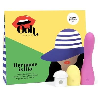 Вибронабор Ooh Her Name is Rio Pleasure Kit Уникальный набор для эротической стимуляции разных зон. Набор Je Joue Ooh Her Name is Rio Pleasure Kit состоит из мощного моторчика и двух возбуждающих насадок из силикона. Этот комплекс аксессуаров позволяет наслаждаться внутривлагалищной и клиторальной стимуляцией, используя всего один девайс. -мощный мотор, работающий в 3 режимах вибрации и 2 программах пульсации -2 эластичные силиконовые насадки для стимуляции разных эрогенных зон -бесшумная работа даже на высокой интенсивности вибрации -встроенный аккумулятор, обеспечивающий до 2 часов автономной работы -быстрая зарядка через стандартный USB-кабель в комплекте. Страна: Китай. Материал: силикон. Батарейки: встроенный аккумулятор.