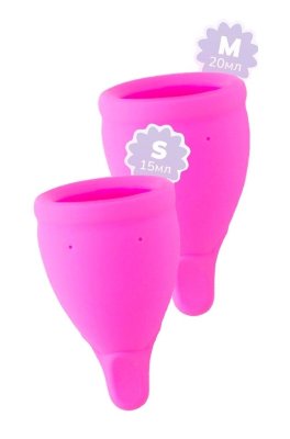 Набор из 2 менструальных чаш Amphora Hot Planet Amphora — менструальные чаши из мягкого медицинского силикона, гигиеничного и безопасного для здоровья. Чаши удобно размещаются внутри и не вызывают никакого дискомфорта. Они абсолютно незаметны под любым бельем и совсем не ощущаются. С Amphora вы можете заниматься спортом, плаванием, посещением спа и не бояться протеканий. В отличие от одноразовых средств гигиены, менструальные чаши не впитывают выделения, а собирают их. Благодаря этому, они безвредны для естественной микрофлоры и подходят для многоразового использования. При помощи удобного закругленного хвостика можно легко извлечь чашу после использования. Помимо удобства, менструальные чаши экологичны и помогают экономить деньги, ведь при правильном уходе они служат годами, избавляя от необходимости покупать тампоны и прокладки. Менструальная чаша — единственное средство женской гигиены, которое позволяет отслеживать объемы кровопотери. Средняя кровопотеря в сутки составляет 50-70 мл (в норме до 80 мл), а кровопотеря за один менструальный цикл — не более 250 мл. Зная объем менструальной чаши, можно легко сравнить объемы потерянной крови с нормой и держать свое здоровье под контролем. Объем чаш - 15 и 20 мл. Страна: Китай. Материал: силикон.