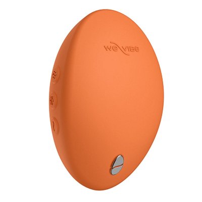 Оранжевый вибратор We-Vibe Temp для температурных игр Длина: 9.6 см. We-Vibe Temp — инновационный вибратор с функцией активного нагрева и охлаждения, созданный для игр с температурой и ощущениями. Устройство позволяет управлять температурой с помощью специальных кнопок: нагрев до 38 °C для тёплой стимуляции и понижение температуры до 20 °C для контрастных ощущений. Игрушка сочетает мощные, но тихие вибрации с точным температурным контролем. Доступны 3 уровня интенсивности и 3 режима вибрации, которые легко переключаются кнопкой We-Vibe. Эргономичная форма удобно лежит в руке и обеспечивает большую площадь контакта для стимуляции интимных зон. Вибратор подходит для пар и соло-игр, для экспериментов, новизны и совместного исследования эрогенных зон. Корпус выполнен из гладкого медицинского силикона, полностью водонепроницаем (IPX7) — подходит для использования в душе и ванне. Игрушка перезаряжаемая и заряжается через магнитный USB-кабель. Ширина - 6,5 см. Страна: Китай. Материал: силикон. Батарейки: встроенный аккумулятор.