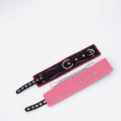 Черно-розовые кожаные оковы с розовой строчкой Позвольте представить вам оковы с авторским дизайном , которые станут изысканным дополнением вашей коллекции аксессуаров для особых моментов. Это не просто оковы — это произведение искусства, созданное для тех, кто ценит стиль, комфорт и утонченность. Изделие выполнено из 100% натуральной кожи , которая мягко облегает, обеспечивая непревзойденный комфорт даже при длительном использовании. В центре внимания — стальное хромированное кольцо из нержавеющей стали , которое добавляет изделию прочности и элегантности. А мягкая подкладка розового цвета с контрастной строчкой делает эти оковы по-настоящему уникальными, словно они созданы для тех, кто знает толк в деталях. Резные элементы дизайна придают изделию особую нежность и изящество, подчеркивая красоту вашего тела. Регулируемый ремешок из натуральной кожи позволяет идеально подогнать размер под любой обхват щиколотки или запястья (от 24 до 33 см), гарантируя как удобство, так и безопасность использования. В комплект входит прочная соединительная цепочка с двумя надежными карабинами , которые обеспечивают стабильность и контроль. Общая длина изделия составляет 34 см , а каждая манжета имеет размеры 25,5 х 7 см , что делает их универсальными и подходящими для любого типа использования. Упаковка? Она тоже часть удовольствия! Оковы доставляются в фирменной упаковке с брендированной деревянной подложкой, которая не только защищает изделие, но и делает его идеальным подарком для особого человека… или для себя любимого(-ой). Длина манжеты - 25,5 см, ширина - 7 см. Страна: Россия. Материал: натуральная кожа.