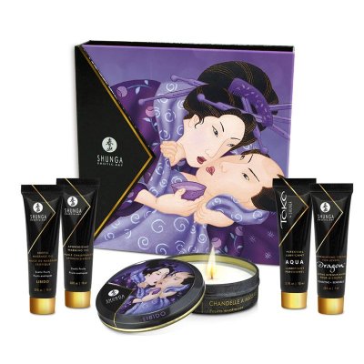 Подарочный набор Geishas secret из 5 предметов В подарочный набор Секреты Гейши входят: • Масло для эротического массажа EROTIC Massage Oil с ароматом экзотических фруктов (10 мл) • Согревающее масло-афродизиак для поцелуев Warming Aphrodisiac Oil с ароматом экзотических фруктов (10 мл) • Мини-свеча для массажа LIBIDO mini Massage Candle с ароматом экзотических фруктов (30 мл) • Лубрикант на водной основе TOKO AQUA Personal Lubricant (10 мл) • Стимулирующий крем для мужчин DRAGON SENSITIVE (7 мл). Такой набор может стать возбуждающим подарком или началом увлекательного путешествия в мир более ярких оргазмов и невероятных ощущений. Страна: Канада.