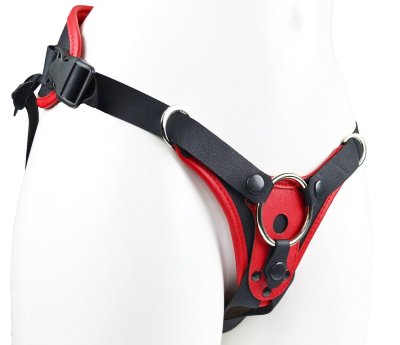 Красно-черные универсальные трусики с 2 способами крепления насадок Перед вами третье поколение универсального классического пояса (страпона, харнесса), снабженного передней частью с возможностью установить 2 типа коннекторов (фиксаторов). Акцент сделан на стильном внешнем виде, максимальном комфорте, атравматичности, точности и удобству регулировки. Добавлен бандаж. Бархатный влагопоглощающий внутренний слой, применение экокожи, кожаные стропы, бейка по краю многослойной основы изделия - дополняют картину обновления конструкции. Можно зафиксировать кольцом любой фаллоимитатор на присоске (2 кольца в наборе комплекта с разными диаметрами). Для смены колец – необходимо расстегнуть кнопки ремней вокруг отверстия и поставить подходящее по размеру кольцо. Коннектор (бобышка–соединитель) легко извлекается, разборный, состоит из двух частей, соединяющихся резьбой. Универсальность стыковочного узла позволяет использовать абсолютное большинство насадок, входящих в ассортимент магазинов и продающихся отдельно. Страна: Россия. Материал: искусственная кожа.