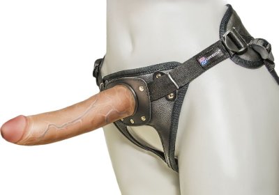 Насадка-фаллоимитатор на кожаных трусиках Harness Ultra Realistic 7 - 18 см. Длина: 18 см. Диаметр: 4.2 см. Комплект из трусиков с насадкой. Трусики изготовлены из кожи, комфортные и мягкие, удобно регулируются до необходимого размера. Насадка в виде члена без мошонки, изготовленная из неоскин, имеет ярко выраженную головку и прорисованные вены. Минимальный диаметр - 3 см. Страна: Россия. Материал: неоскин.