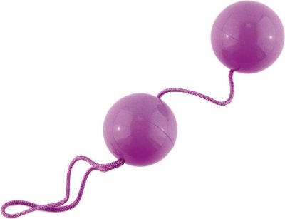 Фиолетовые вагинальные шарики BI-BALLS Длина: 20.5 см. Диаметр: 3.5 см. Бесспорно, секс без прелюдии – это не слишком увлекательно. Нежные, доводящие до исступления ласки… ммм, что может быть лучше? Для предварительных игр можно использовать эти ярко-фиолетовые вагинальные шарики на веревочке. лагодаря введению их внутрь и плавному вытягиванию всего через пару минут женщина будет готова принять в себя нечто более большое и аппетитное. Обработайте вагинальные шарики небольшим количеством интимной смазки. В полулежачем или лежачем положении введите вагинальные шарики во влагалище, оставив нить для вытягивания шариков снаружи. Встаньте, попытайтесь удержать вагинальные шарики в течение некоторого времени (первоначально в течение минуты, далее увеличивая интервал воздействия до 15, 20, 30 и более минут в зависимости от желания и возможностей каждой женщины). До и после использования промыть теплой водой с мылом. Не рекомендуется использовать вагинальные шарики во время непосредственной близости с партнером. Страна: Китай. Материал: анодированный пластик (ABS).