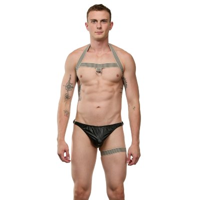 Мужской черно-бежевый костюм «Танцор» Мужской костюм «Танцор». Выполнен в черно-бежевом цвете и состоит из 3 предметов. В комплекте: трусы-тонги, подвязка на ногу, портупея. Страна: Турция. Материал: 60% полиамид, 40% полиуретан.